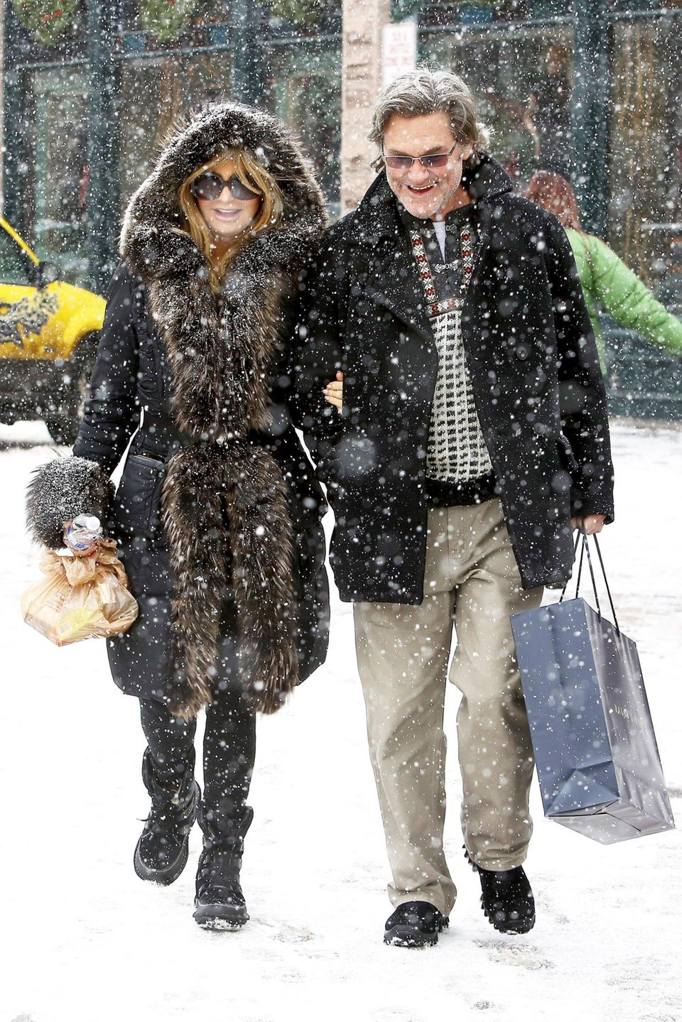 Goldie Hawn und Kurt Russell erledigen in Aspen bei starkem Schneefall die letzten Weihnachtseinkäufe.