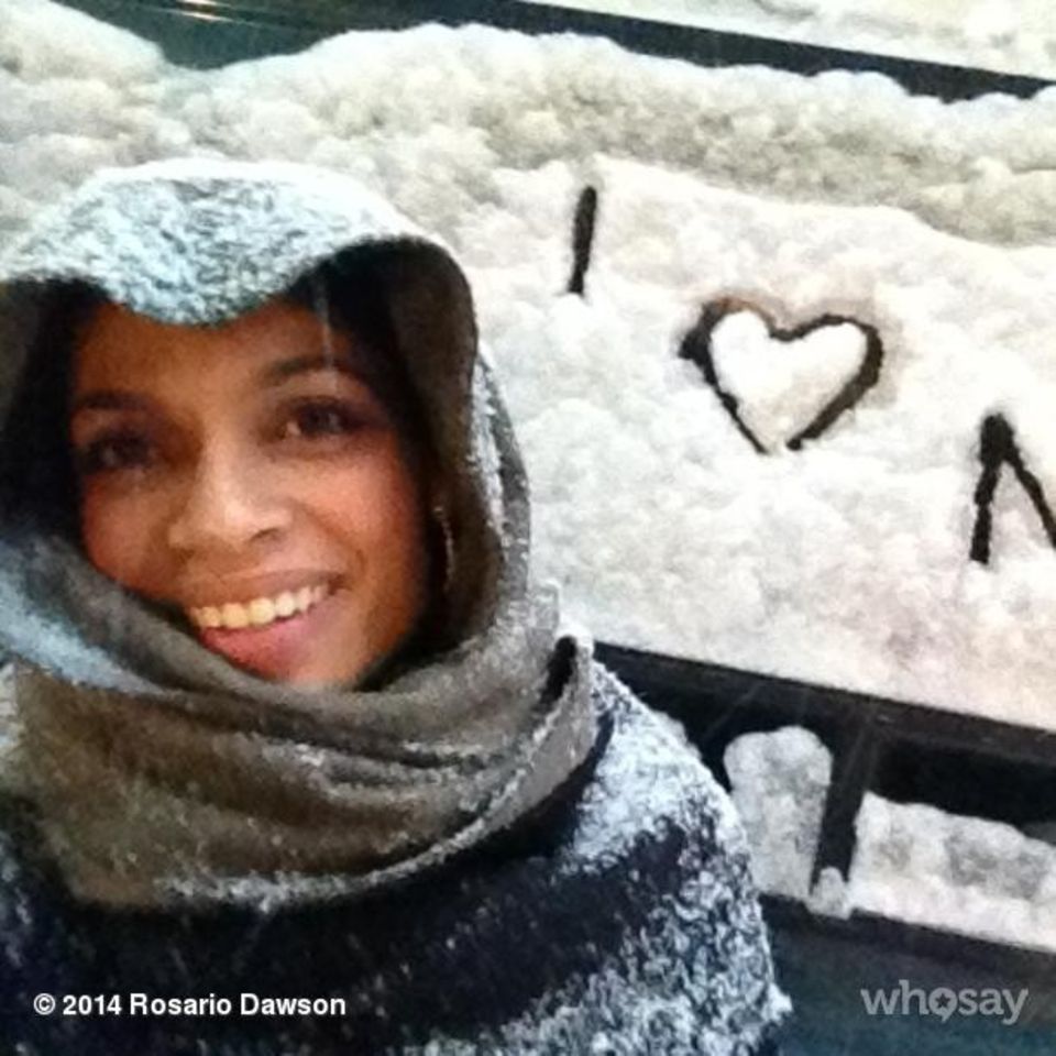 Rosario Dawson freut sich über den Schnee in New York und drückt dies mit einem Schriftzug im Schnee aus. Rosario Dawson freut sich über den Schnee in New York und drückt dies mit einem Schriftzug im Schnee aus.