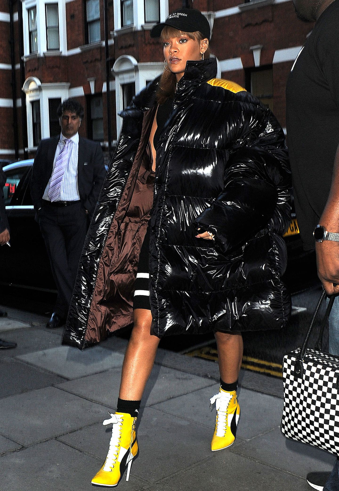 Mit diesen Knaller-Booties startet Rihanna ihren Shoppingbummel bei "Harrods" in London.