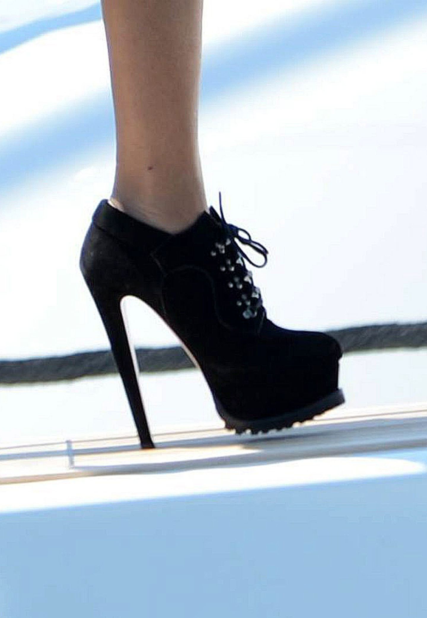 Gute 15 Zentimeter wächst Beyonce mit ihren Ankle-Boots. Ist zu hoffen, dass die geriffelte Sohle ihr genug Standfestigkeit gibt.