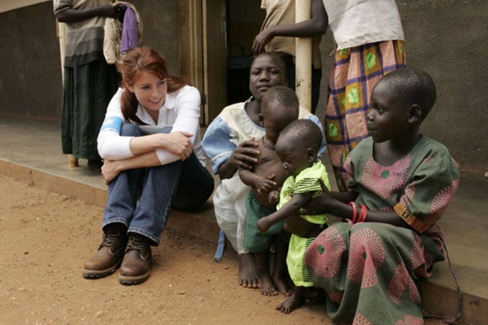 18. Oktober 2005: Für UNICEF besucht Monica Lierhaus ein Krankenhaus in Uganda 18. Oktober 2005: Für UNICEF besucht Monica Lierhaus ein Krankenhaus in Uganda