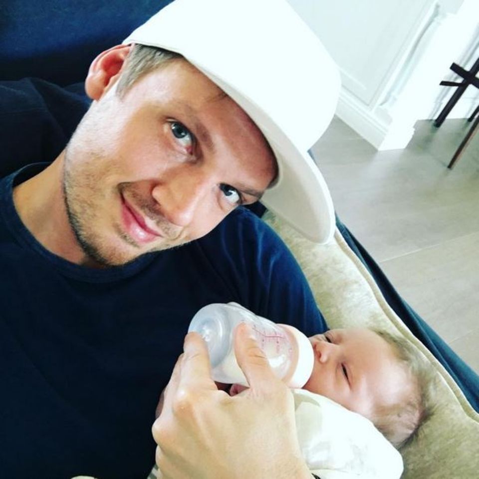3. Mai 2016: Nick Carter gibt seinem Sohn Odin die Flasche und lässt uns auf Instagram an diesem schönen Moment teilhaben. 3. Mai 2016: Nick Carter gibt seinem Sohn Odin die Flasche und lässt uns auf Instagram an diesem schönen Moment teilhaben.