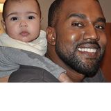 Kanye West strahlt übers ganze Gesicht als er Töchterchen North huckepack nimmt. Stolzer kann einer Vater kaum sein.