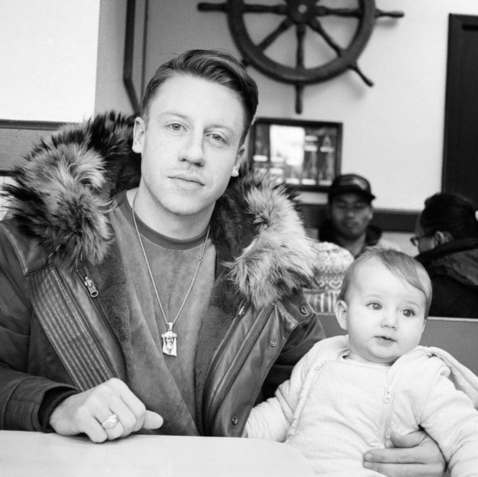 Statt einen "Thrift Shop" zu betreten, dürfte Rapper Macklemore seit Mai 2015 eher in einem Laden für Babykleidung einkaufen gehen. Da kam nämlich Töchterchen Sloane Ava Simone Haggerty zur Welt, der der Musiker sogar schon ein eigenes Lied widmete. Statt einen "Thrift Shop" zu betreten, dürfte Rapper Macklemore seit Mai 2015 eher in einem Laden für Babykleidung einkaufen gehen. Da kam nämlich Töchterchen Sloane Ava Simone Haggerty zur Welt, der der Musiker sogar schon ein eigenes Lied widmete.