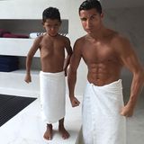 Wie der Vater so der Sohn: Cristiano Ronaldo lässt mit seinem fünfjährigen Sohn Cristiano junior die Muskeln spielen.