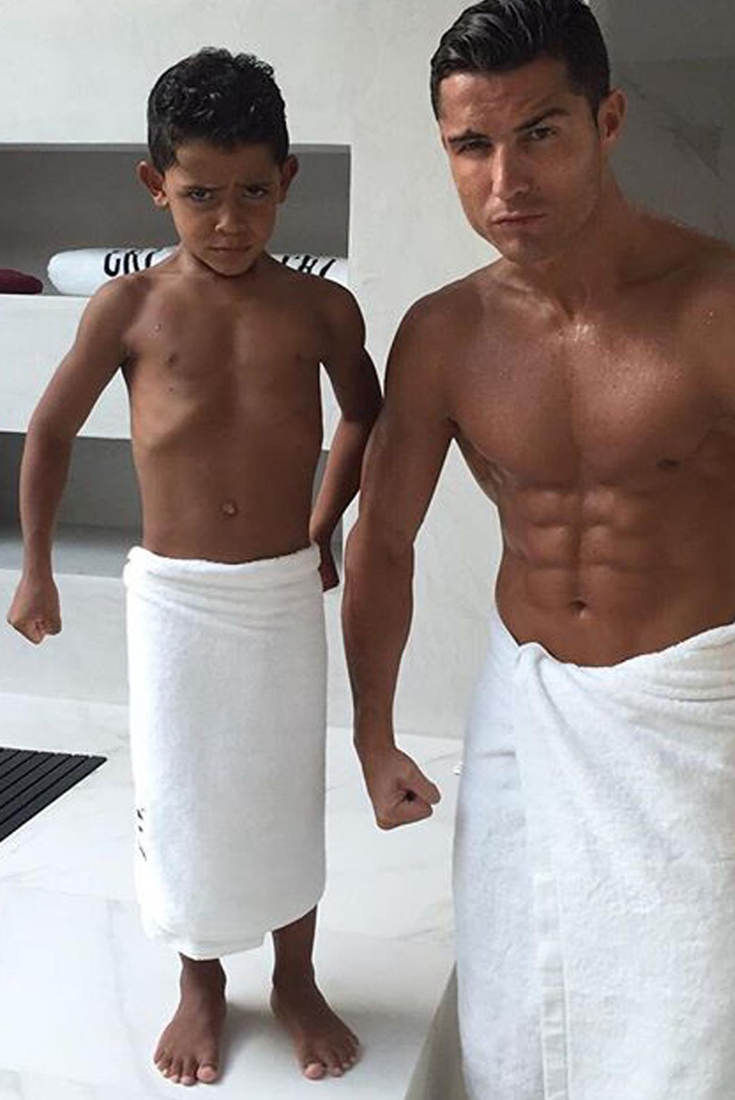Wie der Vater so der Sohn: Cristiano Ronaldo lässt mit seinem fünfjährigen Sohn Cristiano junior die Muskeln spielen.