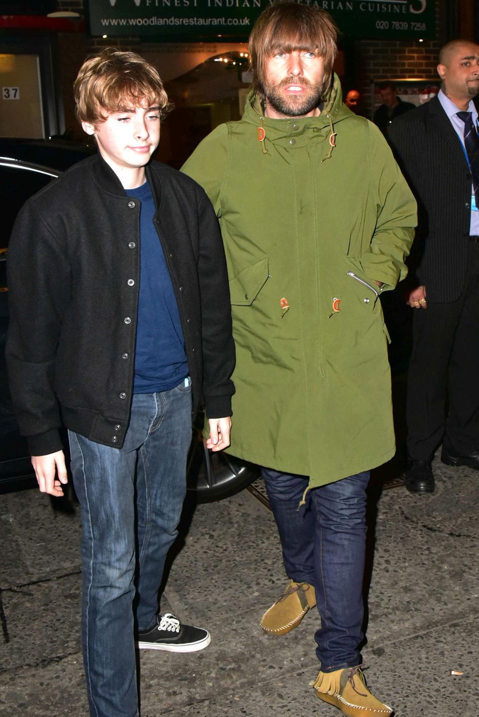 Zum "Kinks"-Musical "Sunny Afternoon" in London wird Liam Gallagher von seinem 14-jährigen Sohn Gene Gallagher begleitet.