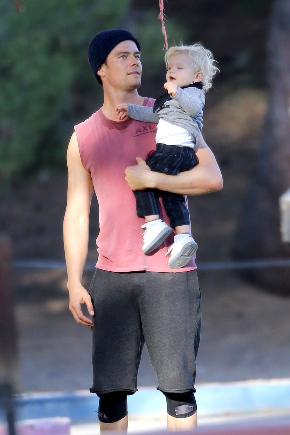 Während Dreharbeiten wird Josh Duhamel von seinem Sohn Axl überrascht. Beide genießen die willkommene Abwechslung sehr. Während Dreharbeiten wird Josh Duhamel von seinem Sohn Axl überrascht. Beide genießen die willkommene Abwechslung sehr.
