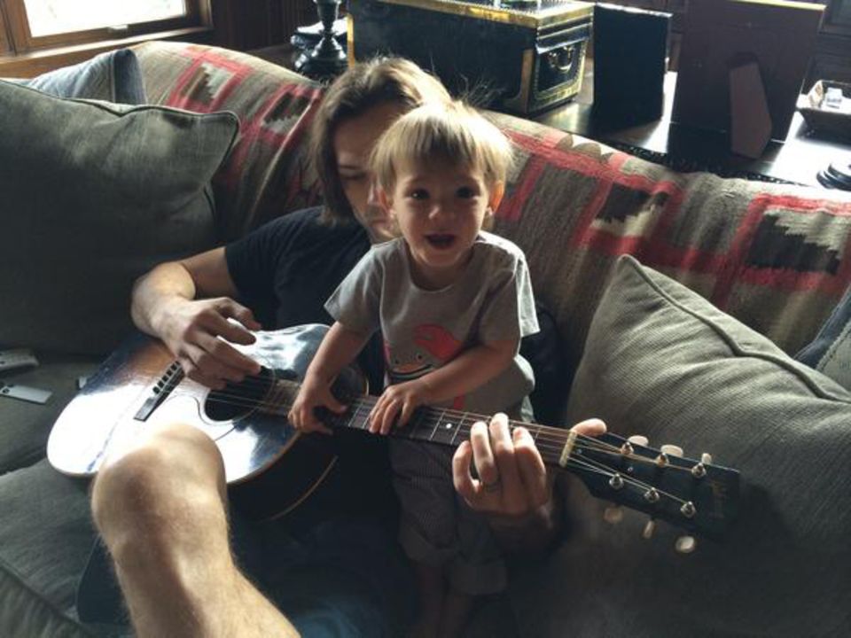 Jared Padalecki und sein 14 Monate alter Sohn "spielen" zusammen Gitarre.