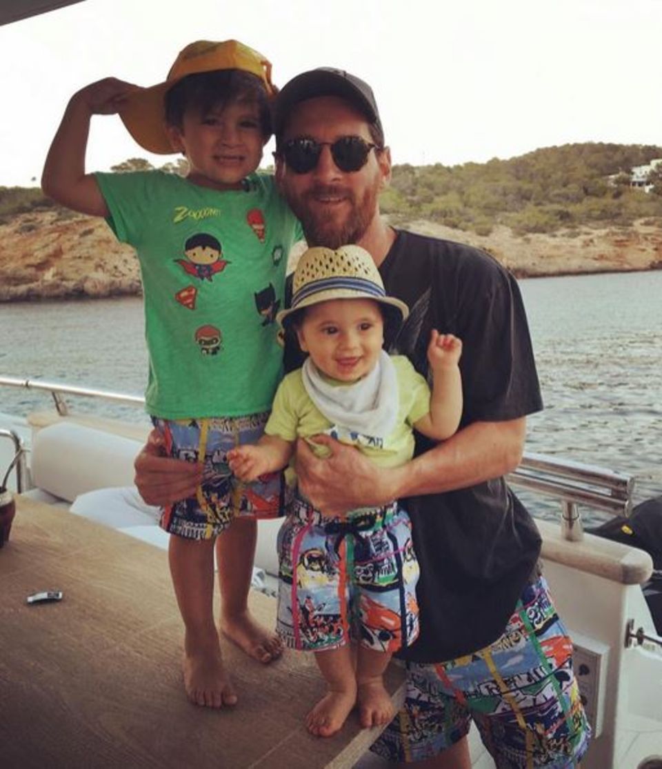 Daddy und die Jungs im Partnerlook: Im Urlaub zeigt sich Lionel Messi in der gleichen Shorts wie seine Söhne Thiago und Mateo.