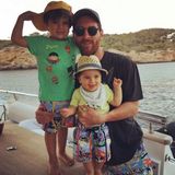 Daddy und die Jungs im Partnerlook: Im Urlaub zeigt sich Lionel Messi in der gleichen Shorts wie seine Söhne Thiago und Mateo.