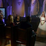 Der Livewalk findet in dieser Woche in einer Kirche in Brautmode von Kaviar Gauche statt.