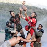 Beim Fotoshooting werden die Mädels zu sexy Football-Spielerinnen im Schlamm.