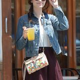 Emmy Rossum mag's frühlingshaft mit der Floral Mini Mac Bag von Rebecca Minkoff.