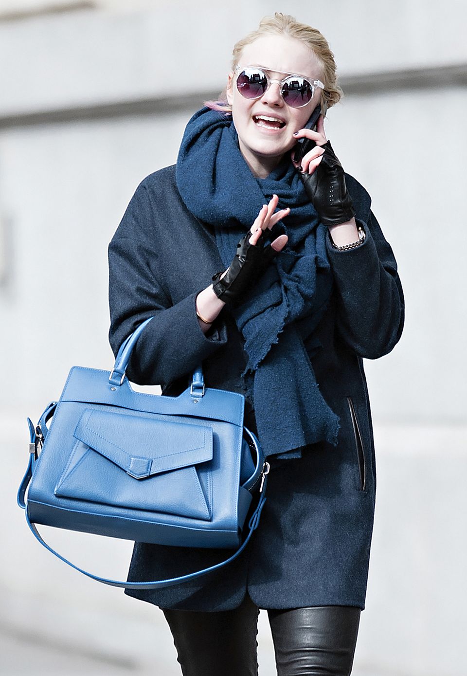 Schauspielerin und Teilzeit-Studentin Dakota Fanning setzt bei einem Spaziergang durch New York auf eine Henkeltasche in Blau. Ob sie darin ihre Vorlesungsnotizen verstaut?