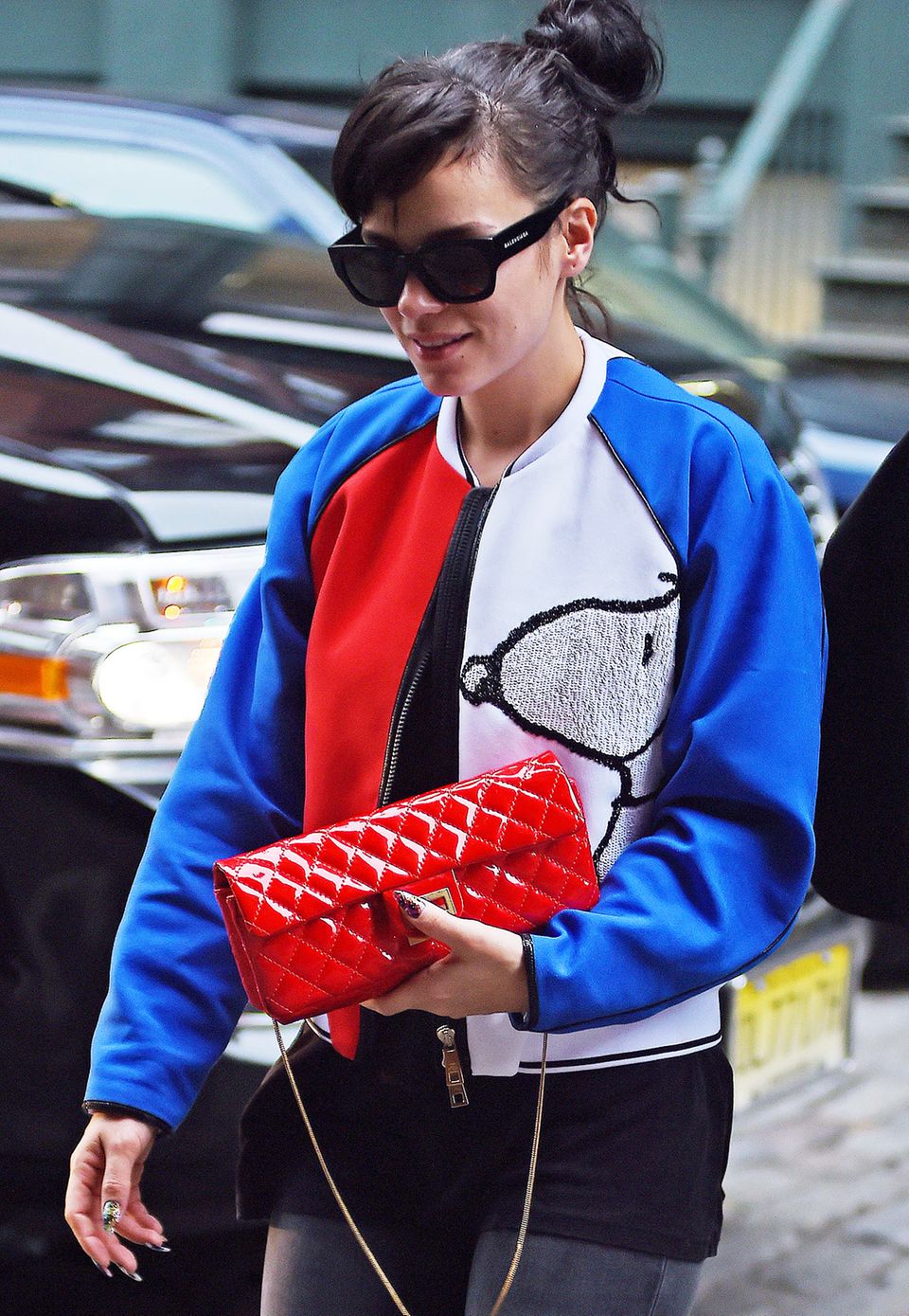 Snoopy trifft auf Chanel: Lily Allen trägt zu ihrer Jacke mit Comic-Motiv eine Handtasche des französischen Luxushauses - farblich passend in rotem Lackleder. Snoopy trifft auf Chanel: Lily Allen trägt zu ihrer Jacke mit Comic-Motiv eine Handtasche des französischen Luxushauses - farblich passend in rotem Lackleder.