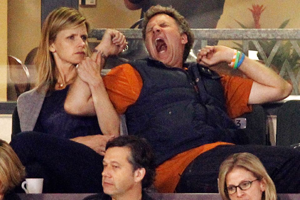 12. März 2011: Will Ferrell scheint das Tennisspiel zwischen Maria Sharapova und Anabel Medina Garrigues beim "Indian Wells WTA 12. März 2011: Will Ferrell scheint das Tennisspiel zwischen Maria Sharapova und Anabel Medina Garrigues beim "Indian Wells WTA