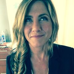 Star-Stylist Chris McMillan zaubert Jennifer Aniston einen seitlichen Fischgrät-Zopf in die Haare und zeigt seinen Instagram-Fans gleich, wie toll ihr der steht.