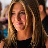 Jennifer Anistons leicht gestufte Frisur mit Mittelscheitel ist schon ein absoluter echter Klassiker, den sie auch wieder bei der "Cake"-Premiere in Toronto präsentierte.
