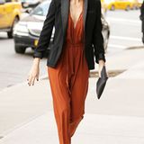 Egal was Charlize Theron trägt, sie sieht immer elegant aus. Ihren orangebraunen Overall veredelt sie mit einem Blazer.