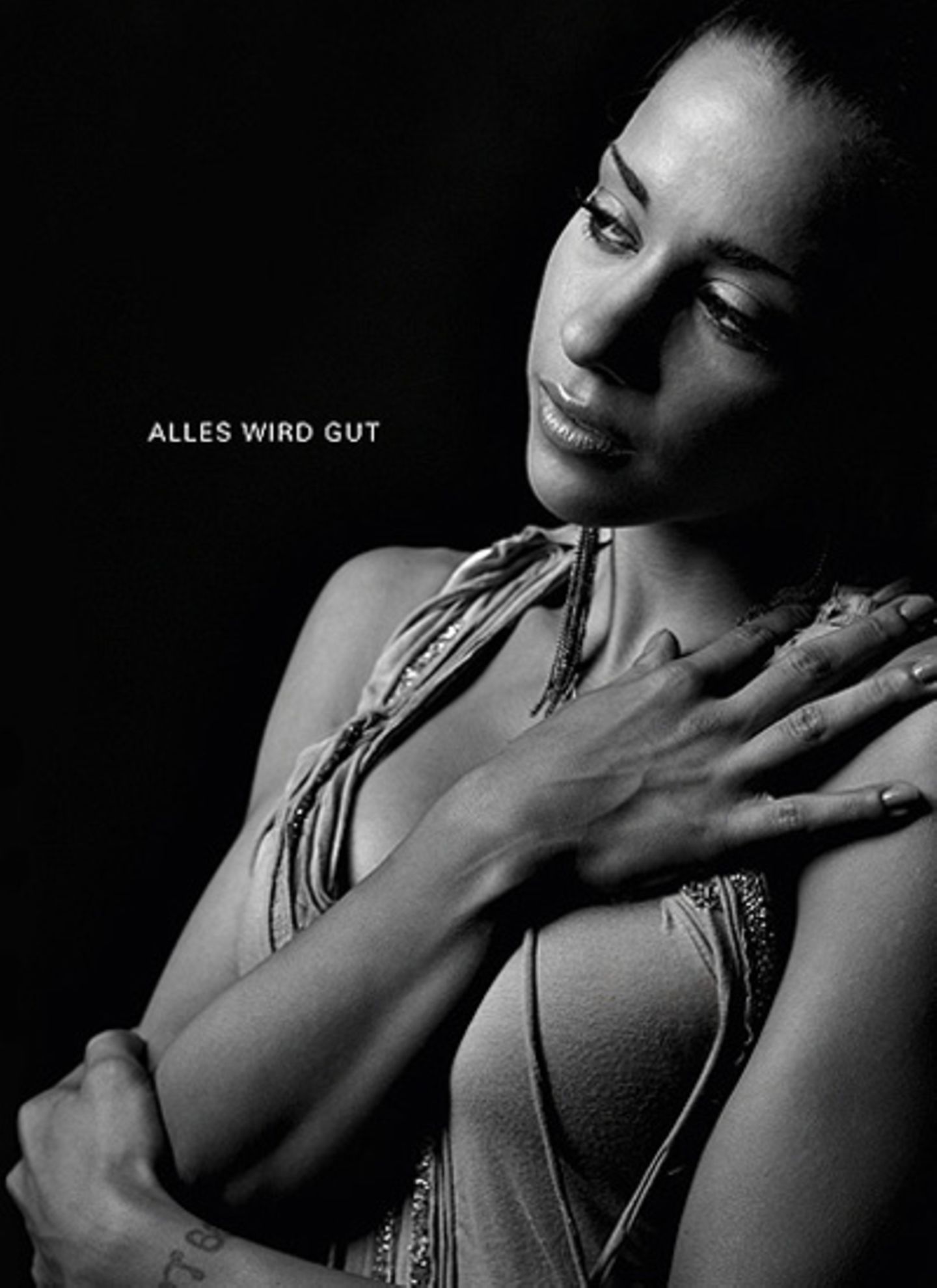Nadja Benaissa auf dem Buchcover zu ihrer Biografie "Alles wird gut".