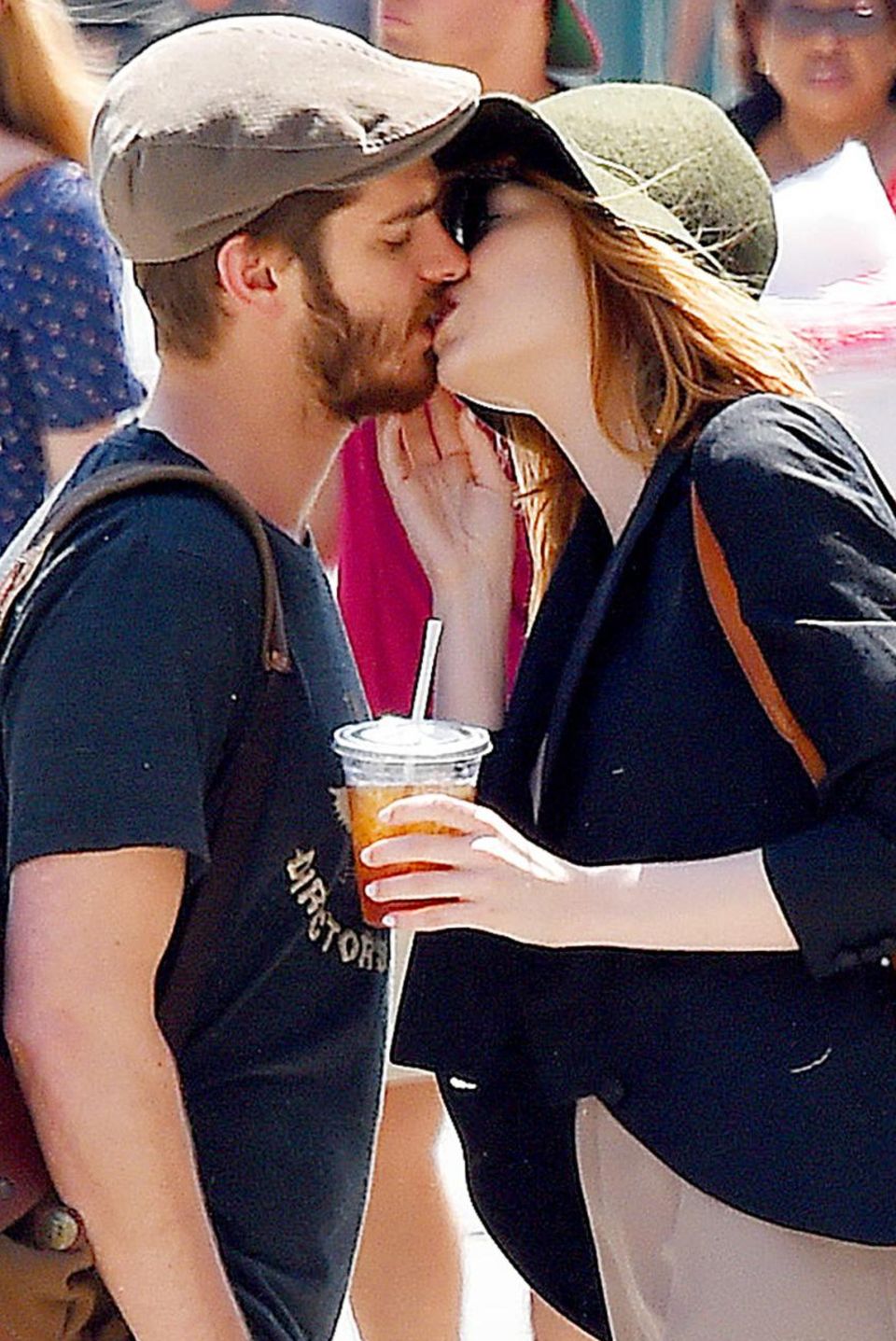 Nachdem sie sich zum Mittagessen im "Cafe Cluny" in New York getroffen haben, gehen Andrew Garfield und Emma wieder getrennter Wege. Zum Abschied gibt es einen dicken Schmatz.