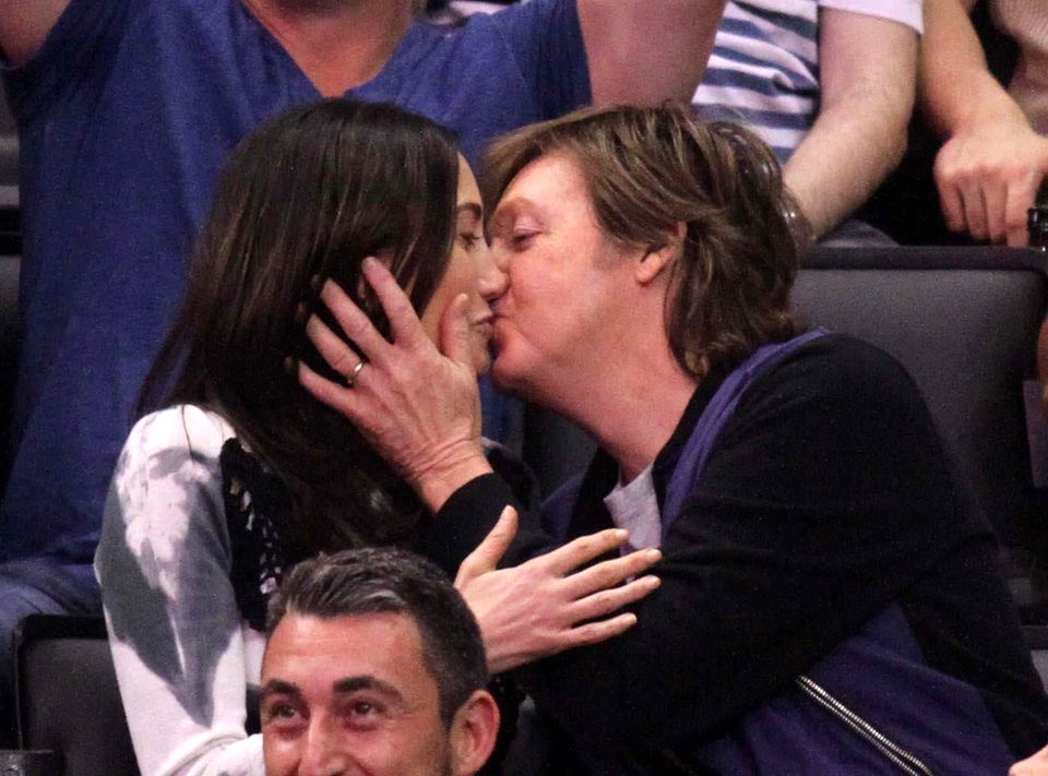 Bei einem Spiel der "Los Angeles Clippers" erwischt die "Kiss-Cam" Paul McCartney und Nancy Shevell: Sie müssen sich küssen und das ganze Stadion freut sich. Bei einem Spiel der "Los Angeles Clippers" erwischt die "Kiss-Cam" Paul McCartney und Nancy Shevell: Sie müssen sich küssen und das ganze Stadion freut sich.
