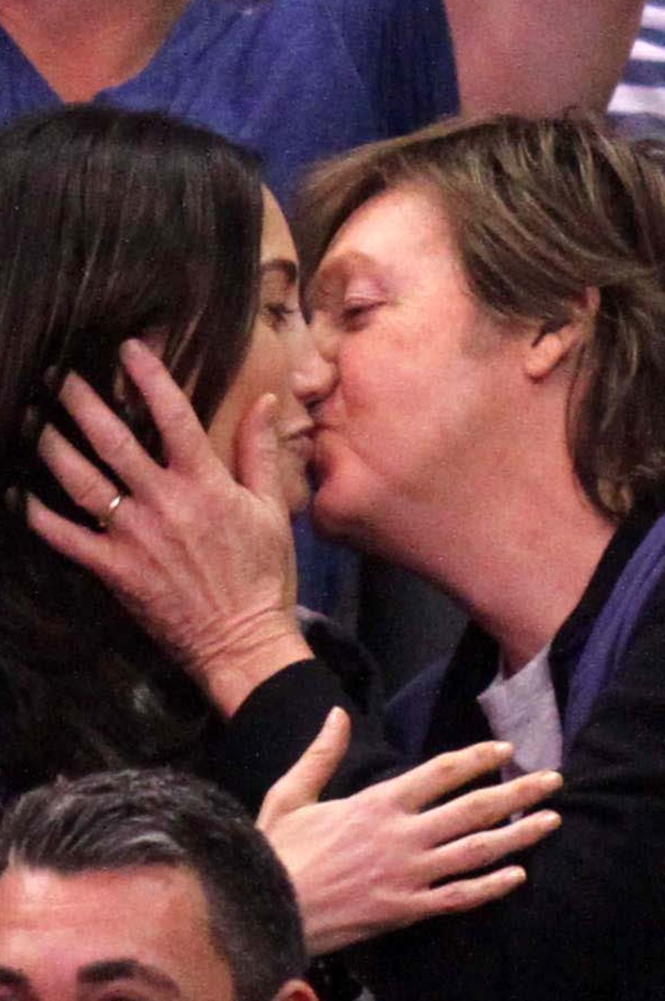 Bei einem Spiel der "Los Angeles Clippers" erwischt die "Kiss-Cam" Paul McCartney und Nancy Shevell: Sie müssen sich küssen und das ganze Stadion freut sich.