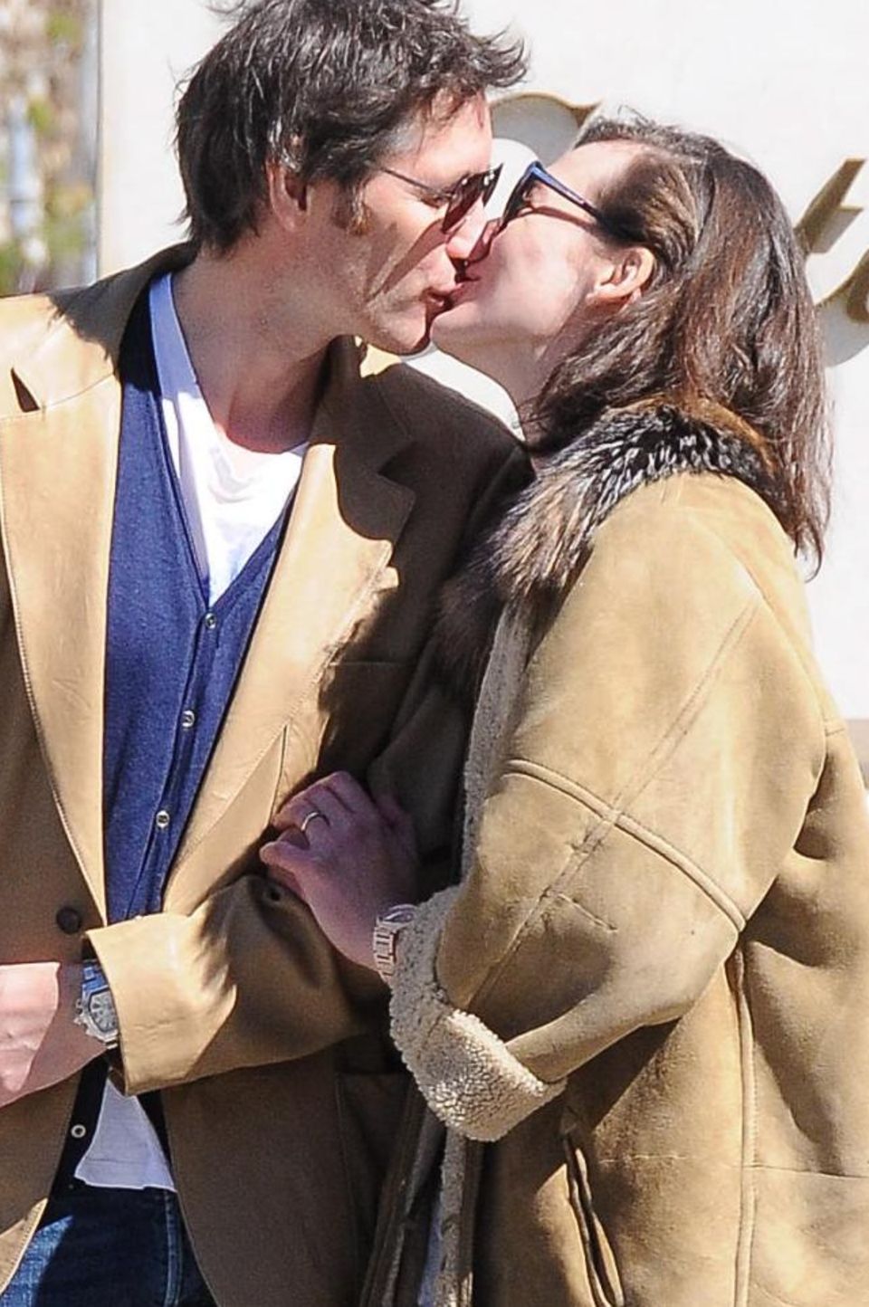 Milla Jovovich und ihr Mann Paul W.S. Anderson knutschen auf dem Rodeo Drive in Los Angeles. Milla Jovovich und ihr Mann Paul W.S. Anderson knutschen auf dem Rodeo Drive in Los Angeles.