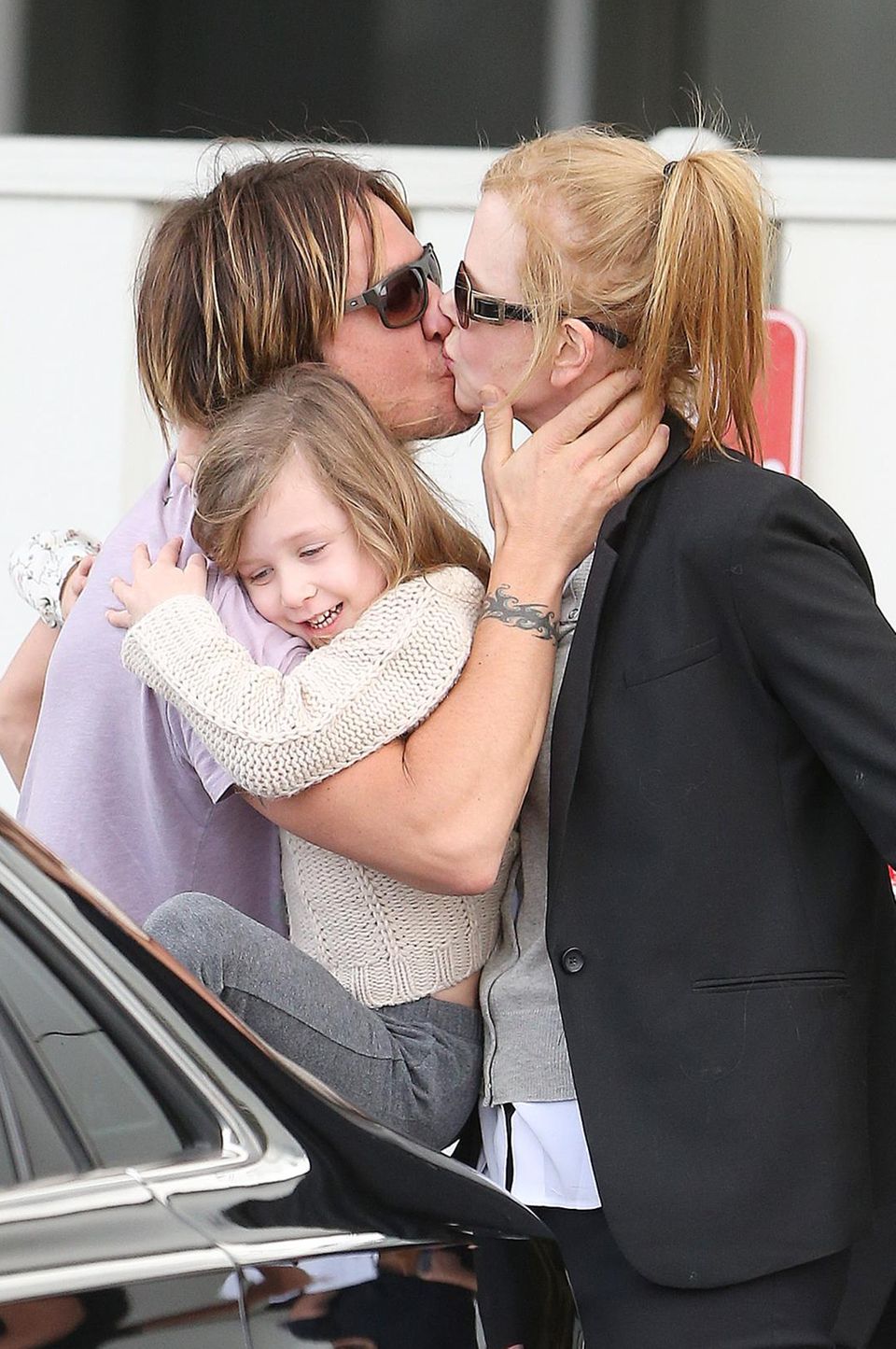 Keith Urban holt seine Frau Nicole Kidman und Tochter Sunday Rose vom Flughafen in Sydney ab. Zur Begrüßung gibt's einen dicken Kuss.