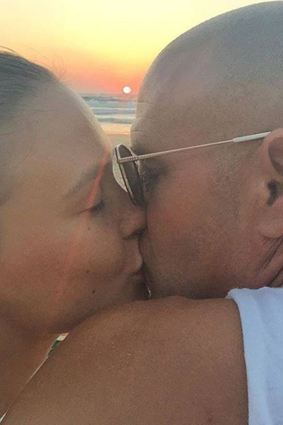 Wochenende der Liebe: Bar Refaeli und ihr Ehemann Adi Ezra küssen sich ganz romantisch bei Sonnenuntergang. Das Paar erwartet bald ihr erstes Baby. Wochenende der Liebe: Bar Refaeli und ihr Ehemann Adi Ezra küssen sich ganz romantisch bei Sonnenuntergang. Das Paar erwartet bald ihr erstes Baby.