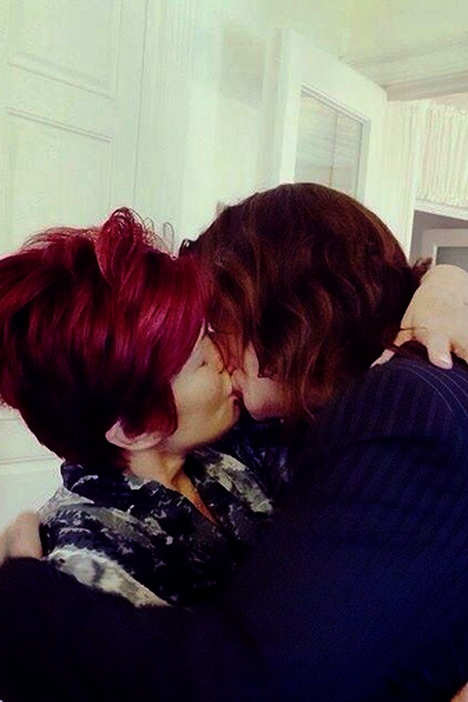 Sharon Osbourne verabschiedet sich leidenschaftlich von ihrem Mann Ozzy, der für ein Konzert nach Südkorea fliegt.