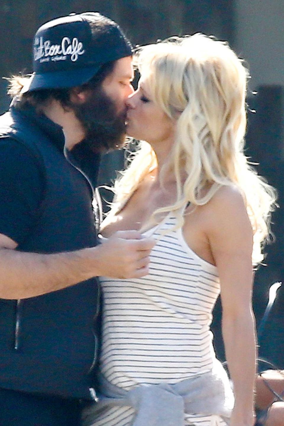 Rick Salomon und Pamela Anderson sind bekannt für ihre On-Off-Beziehung, doch hier sieht man die beiden als glückliches Paar zusammen.