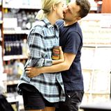 Verliebt und verheiratet: Während des Einkaufens in einem Supermarkt in West Hollywood küsst Giovanni Ribisi seine Frau Agyness