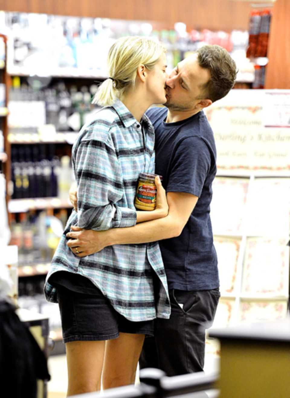 Verliebt und verheiratet: Während des Einkaufens in einem Supermarkt in West Hollywood küsst Giovanni Ribisi seine Frau Agyness Verliebt und verheiratet: Während des Einkaufens in einem Supermarkt in West Hollywood küsst Giovanni Ribisi seine Frau Agyness