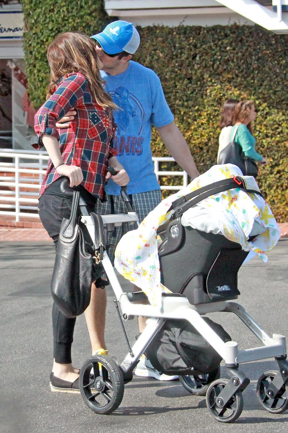 Jason Biggs küsst seine Frau Jenny Mollen zärtlich beim Spaziergang mit dem neu geborenen Söhnchen Sid. Jason Biggs küsst seine Frau Jenny Mollen zärtlich beim Spaziergang mit dem neu geborenen Söhnchen Sid.