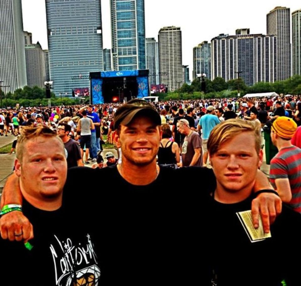 Kellan Lutz und seine Zwillingsbrüder Der "Twilight"-Schauspieler stammt aus einer Großfmilie: Er hat eine Schwester und sechs Brüder. Mit den jüngeren Zwillingen amüsiert sich Kellan auf einem Musikfestival. Kellan Lutz und seine Zwillingsbrüder Der "Twilight"-Schauspieler stammt aus einer Großfmilie: Er hat eine Schwester und sechs Brüder. Mit den jüngeren Zwillingen amüsiert sich Kellan auf einem Musikfestival.
