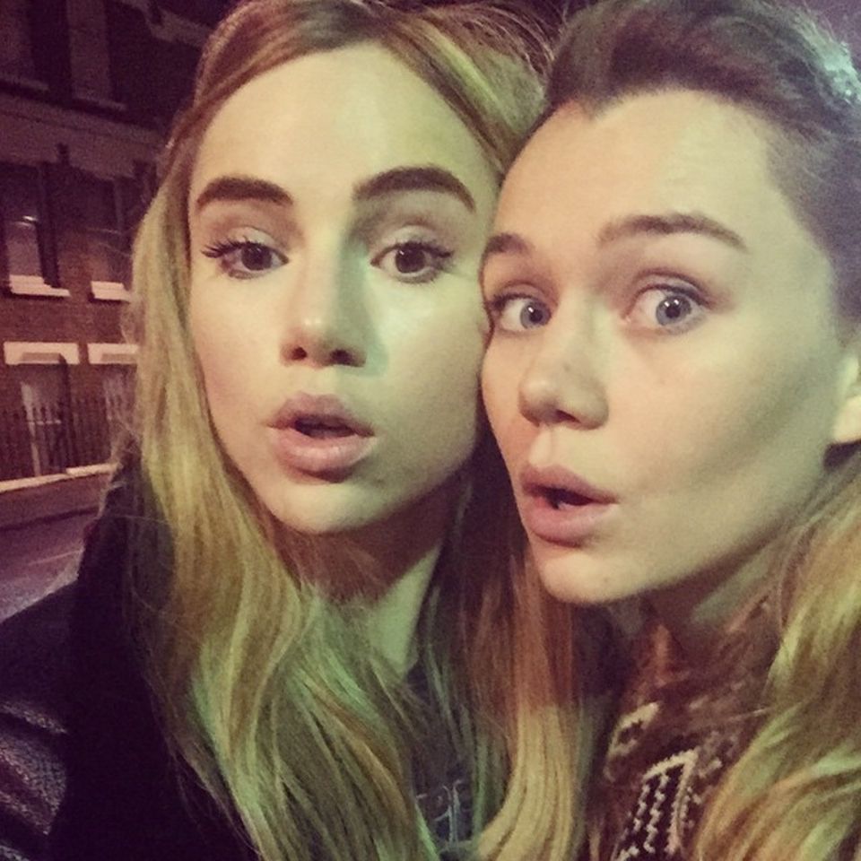 Suki und Imogen Waterhouse Suki Waterhouse ist erfolgreiches Model und ihre kleine Schwester Immy tut es ihr gleich und modelt bereits für erste Kunden. Suki und Imogen Waterhouse Suki Waterhouse ist erfolgreiches Model und ihre kleine Schwester Immy tut es ihr gleich und modelt bereits für erste Kunden.