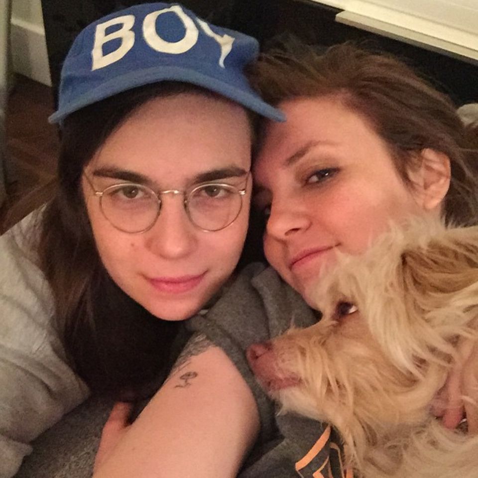Grace und Lena Dunham Für Instagram posieren die Schauspielerinnen mit Lena's Hund "Lamby". Grace und Lena Dunham Für Instagram posieren die Schauspielerinnen mit Lena's Hund "Lamby".