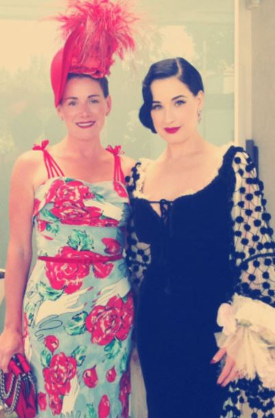 Dita Von Teese Der Burlesque-Star, der bürgerlich Heather Renée Sweet heißt, wuchs mit zwei Schwestern auf. Auf ihrem Twitter Account teilt die Tänzerin ein Foto, das sie mit einem Geschwisterteil zeigt. Dita Von Teese Der Burlesque-Star, der bürgerlich Heather Renée Sweet heißt, wuchs mit zwei Schwestern auf. Auf ihrem Twitter Account teilt die Tänzerin ein Foto, das sie mit einem Geschwisterteil zeigt.
