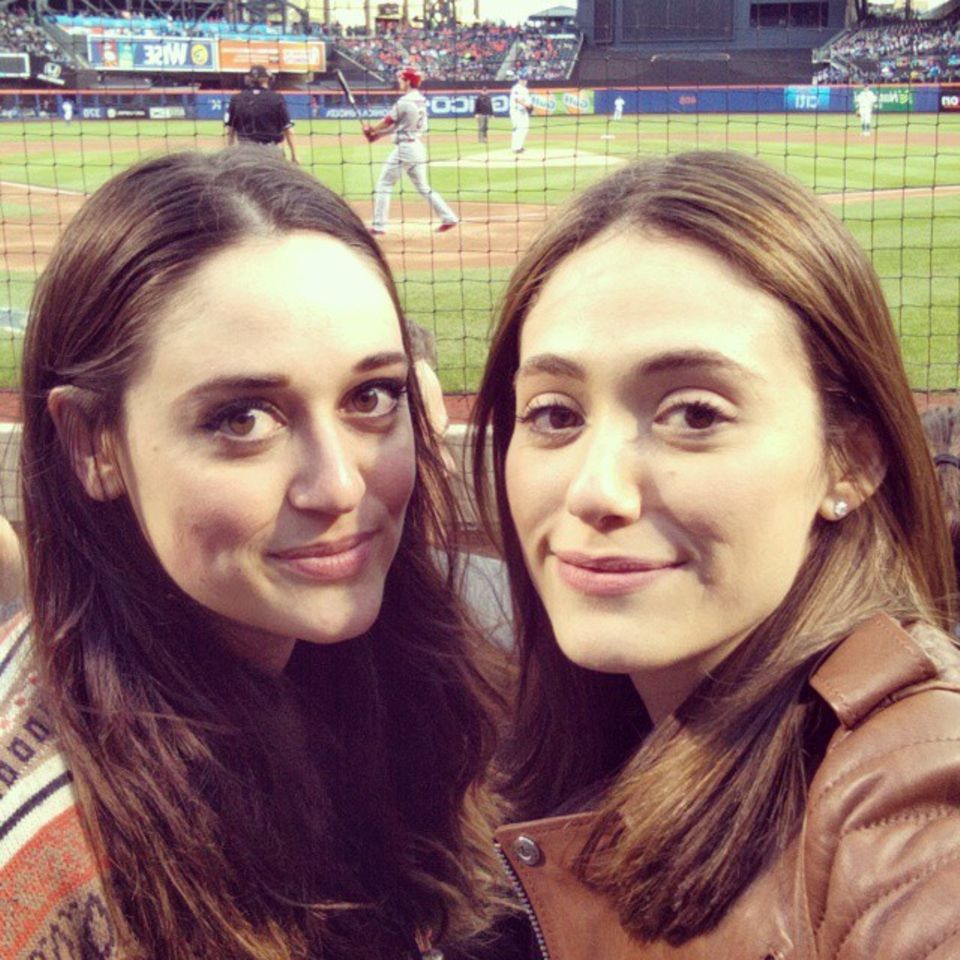 Emmy Rossum und ihre Halbschwester Über die Schwester des "Shameless"-Stars ist wenig bekannt, aber die Liebe zum Baseball scheinen die Halbschwestern zu teilen. Emmy Rossum und ihre Halbschwester Über die Schwester des "Shameless"-Stars ist wenig bekannt, aber die Liebe zum Baseball scheinen die Halbschwestern zu teilen.