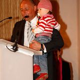 Peter Lewandowski hat sich die kleine Tochter von Franziska Knuppe-Moestl für seine Laudatio geschnappt