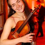 Ksenia Dubrowskaj sorgt für die musikalische Untermalung