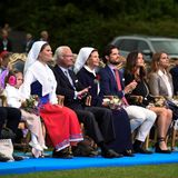 Die ganze schwedische Königsfamilie (Prinz Daniel, Prinzessin Estelle, Prinzessin Victoria, König Carl Gustaf, Königin Silvia, Prinz Carl Philip, Prinzessin Sofia, Prinzessin Madeleine und Chris O'Neill) verfolgen die offizielle Feier in Borgholm.