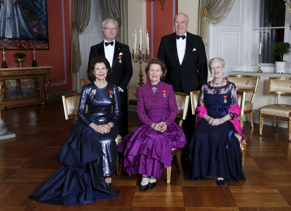 17. Januar 2016 Königin Silvia und König Carl Gustaf gehören zu den royalen Gratulanten, die wie Königin Margrethe nach Norwegen gereist sind, um gemeinsam mit König Harald sein Thronjubiläum zu feiern. 17. Januar 2016 Königin Silvia und König Carl Gustaf gehören zu den royalen Gratulanten, die wie Königin Margrethe nach Norwegen gereist sind, um gemeinsam mit König Harald sein Thronjubiläum zu feiern.