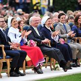 Das Geburtstagskind amüsiert sich prächtig inmitten ihrer Liebsten Prinz Daniel, König Carl Gustaf, Königin Silvia, Prinz Carl P