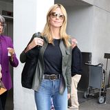 Die Schlaghose ist wieder da! Hochbündig, schön eng und unten weit trägt auch Stil-Ikone Heidi Klum den Jeans-Klassiker gern.
