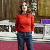 Mit dunkler Marlene-Jeans und rotem Strickpulli über der Polka-Dot-Bluse setzt Salma Hayek voll auf den Retro-Look der 70er.