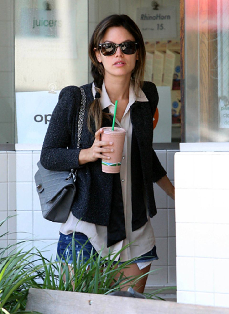 Rachel Bilson gönnt sich im warmen Beverly Hills ein großes Getränk. Rachel Bilson gönnt sich im warmen Beverly Hills ein großes Getränk.