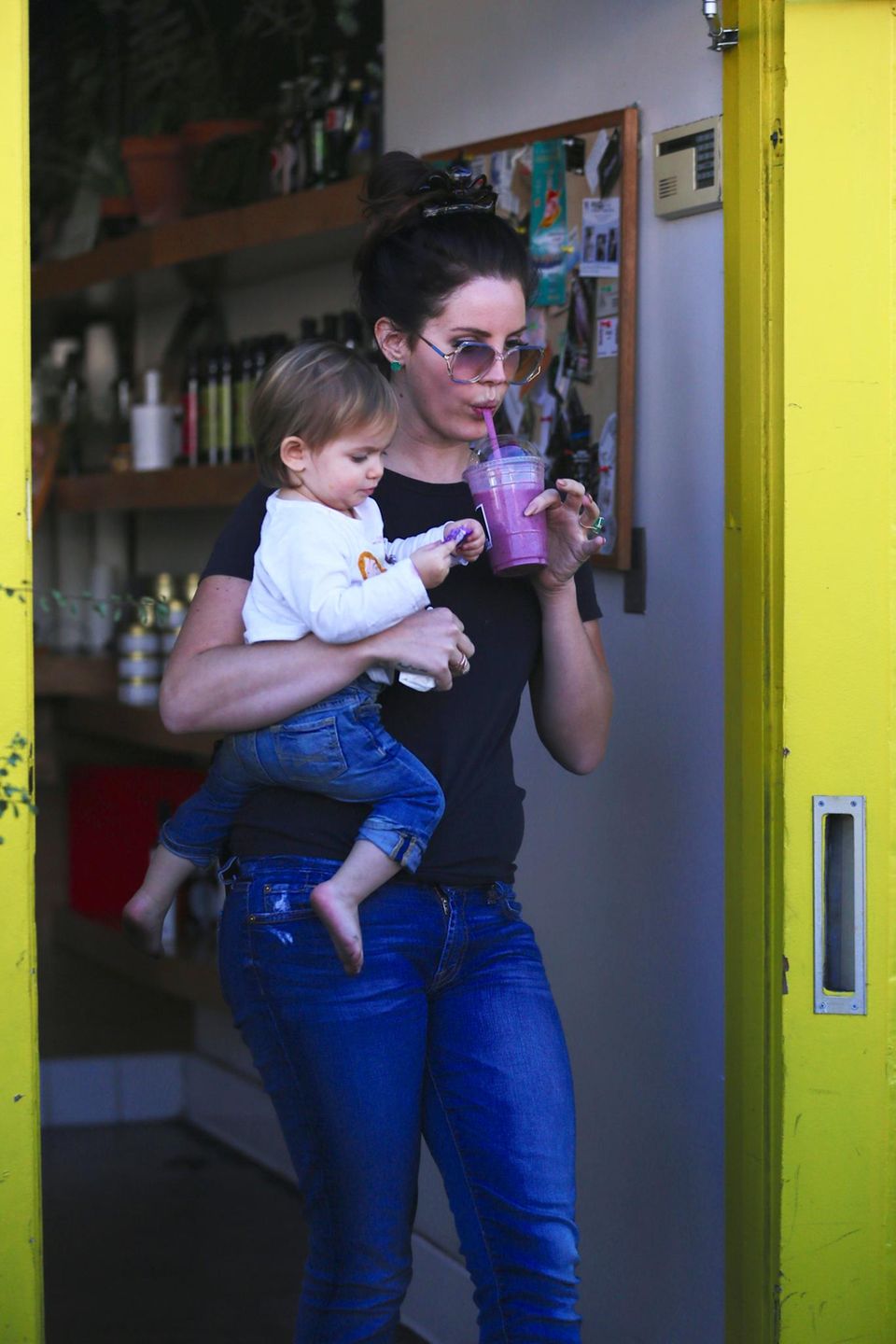 Beim Babysitten des Kindes einer Freundin gönnt Lana Del Rey sich eine kleine Erfrischung.